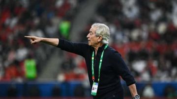 بعد هزيمة كأس العرب..حلمي طولان يستنجد بالسيسي: أنا في حمى الرئيس وأطلب مقابلته بعد هزيمة كأس العرب..حلمي طولان يستنجد بالسيسي: أنا في حمى الرئيس وأطلب مقابلته