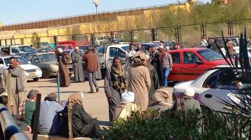 توافد أهالى ضحايا حادث السيارة الغارقة على مستشفى قنا الجامعى لدفن الجثامين توافد أهالى ضحايا حادث السيارة الغارقة على مستشفى قنا الجامعى لدفن الجثامين