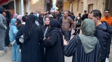 توافد مكثف للناخبين أمام مدرسة عثمان بن عفان في جولة الإعادة بالمطرية.. فيديو وصور