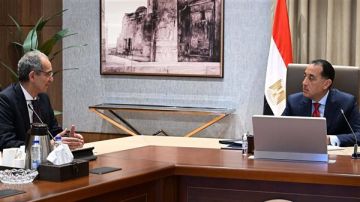 مدبولي يتابع مع وزير الاتصالات مستجدات تطوير البنية التحتية الرقمية وتحسين شبكات الاتصالات مدبولي يتابع مع وزير الاتصالات مستجدات تطوير البنية التحتية الرقمية وتحسين شبكات الاتصالات