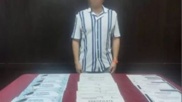 ضبط مدير سنتر منح شهادات مزورة بمبالغ مالية بوهم الالتحاق في المؤسسات الكبرى ضبط مدير سنتر منح شهادات مزورة بمبالغ مالية بوهم الالتحاق في المؤسسات الكبرى