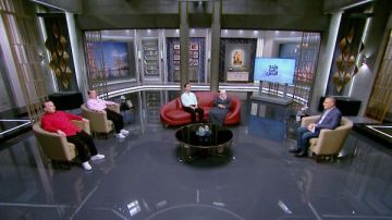 عمرو الليثي يقبل رأس ويد أم الأكفاء تقديرا لتضحياتها بعد فقدان بصرها