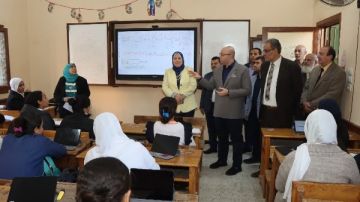 محافظ بني سويف يتفقد مدرسة السيدة عائشة الثانوية بنات لمتابعة انتظام الدراسة