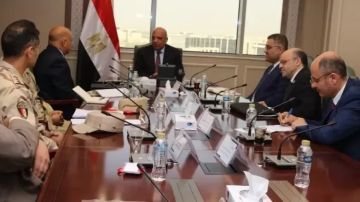 وزير الكهرباء يجتمع برؤساء الشركة المصرية للتعدين والجهاز التنفيذي للإشراف على مشروعات المحطات النووية