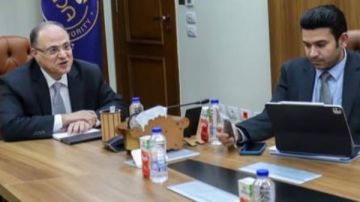 تعزيز التعاون في الذكاء الاصطناعي..رئيس هيئة الدواء يعقد اجتماعا افتراضيا مع مسؤولي جيتس تعزيز التعاون في الذكاء الاصطناعي..رئيس هيئة الدواء يعقد اجتماعا افتراضيا مع مسؤولي جيتس