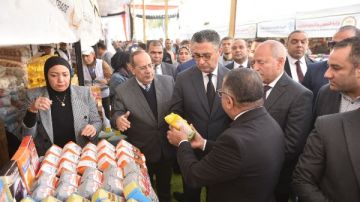 وزير التموين ومحافظ القاهرة يفتتحان سوق اليوم الواحد بالمرج.. صور