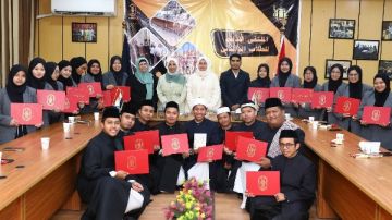 ختام برنامج تعزيز كوادر العلماء .. مستشارة شيخ الأزهر تسلم شهادات إتمام البرنامج للإندونيسيين ختام برنامج تعزيز كوادر العلماء .. مستشارة شيخ الأزهر تسلم شهادات إتمام البرنامج للإندونيسيين