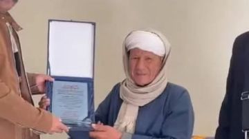 وفاء بالجميل بعد 40 عاما .. أول تعليق من مدرس سوهاج لـ صدى البلد بعد زيارة طلابه اليمنيين لتكريمه