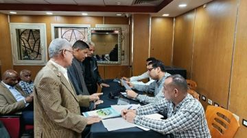 بحث شكاوى المواطنين في اليوم المفتوح مع مسئولي محافظة الأقصر