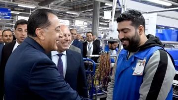 من خريج تربية إلى عامل ناجح.. رئيس الوزراء يحاور حامد ويكشف رحلته في مصنع ليوني من خريج تربية إلى عامل ناجح.. رئيس الوزراء يحاور حامد ويكشف رحلته في مصنع ليوني