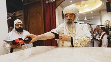 الأنبا رافائيل يدشن مذ بح أبي سيفين بكنيسة العذراء بالفجالة صور