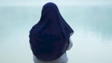 حكم الجلوس أمام زوج بنتي بدون الحجاب.. الإفتاء: لا حرج فهو من المحارم الدائمين حكم الجلوس أمام زوج بنتي بدون الحجاب.. الإفتاء: لا حرج فهو من المحارم الدائمين