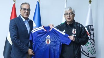 عزام يستقبل رئيس بعثة منتخب اليابان ويتبادلان الدروع