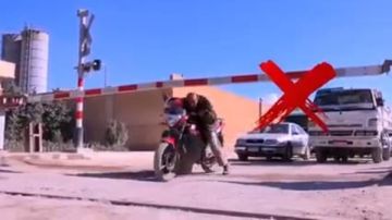 النقل تناشد المواطنين الالتزام بتعليمات عبور المزلقانات.. حبس وغرامة 20 ألف جنيه عقوبتها