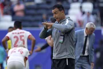 تصرف مثير من عصام الحضري مع عمرو السولية في مباراة مصر والكويت