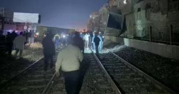 سقوط حاويات فارغة من أعلى قطار بجوار طريق الإسكندرية الزراعي دون إصابات