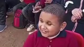 والد الطفل زياد لـ صدى البلد: ابني مولود بـ عظام زجاجية.. ومدير المدرسة يكشف تفاصيل حفل ترفيهي وراء شهرته والد الطفل زياد لـ صدى البلد: ابني مولود بـ عظام زجاجية.. ومدير المدرسة يكشف تفاصيل حفل ترفيهي وراء شهرته