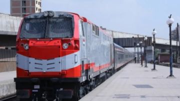 السكك الحديد: اصطدام قطار بسيارة نقل أثناء عبورها من مكان غير مخصص دون إصابات السكك الحديد: اصطدام قطار بسيارة نقل أثناء عبورها من مكان غير مخصص دون إصابات