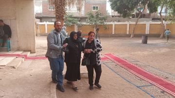 رغم صعوبة حركتهن.. مسنات يشاركن في انتخابات النواب بالعسيرات في سوهاج