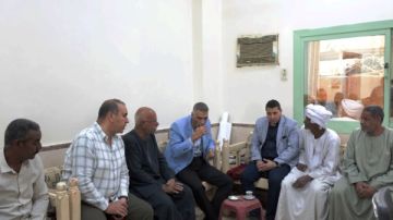 محافظ أسوان يزور قرية فارس.. والأهالي يشكرون الرئيس السيسي.. صور