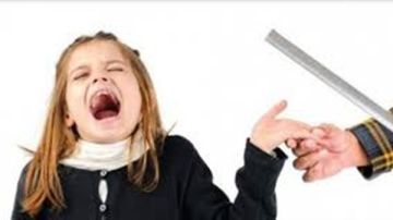 وبخها ودفعها فسقطت أرضا.. مدرس يتعدي بالضرب على طالبة في القاهرة وبخها ودفعها فسقطت أرضا.. مدرس يتعدي بالضرب على طالبة في القاهرة