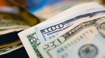 الدولار يواصل التراجع أمام الجنيه خلال تعاملات اليوم الإثنين