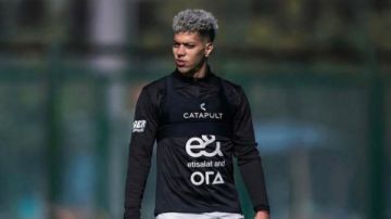 نيولوك.. إمام عاشور يخطف الأنظار خلال تدريبات منتخب مصر نيولوك.. إمام عاشور يخطف الأنظار خلال تدريبات منتخب مصر