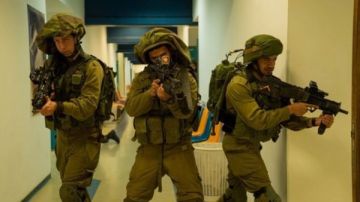 الاحتلال الإسرائيلي يقتحم محيط عدة مستشفيات بمدينة الخليل جنوب الضفة الغربية الاحتلال الإسرائيلي يقتحم محيط عدة مستشفيات بمدينة الخليل جنوب الضفة الغربية