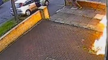 جريمة إحراق عمد تهز بريطانيا.. تفاصيل إشعال النيران في أسرة داخل منزلهم جريمة إحراق عمد تهز بريطانيا.. تفاصيل إشعال النيران في أسرة داخل منزلهم