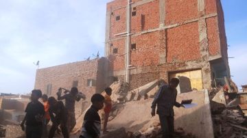 محافظ أسوان يتابع جهود احتواء انهيار عقار سكني قديم ببركة الدماس دون إصابات محافظ أسوان يتابع جهود احتواء انهيار عقار سكني قديم ببركة الدماس دون إصابات