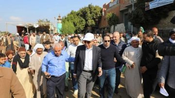 محافظ المنيا يتفقد مجمع خدمات شارونة.. ويؤكد: نموذج مشرف لإسهامات حياة كريمة محافظ المنيا يتفقد مجمع خدمات شارونة.. ويؤكد: نموذج مشرف لإسهامات حياة كريمة