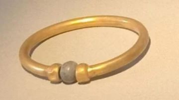 أسورة أثرية ذهبية القصة الكاملة لـ محاكمة المتهمين بسرقتها من المتحف المصري أسورة أثرية ذهبية القصة الكاملة لـ محاكمة المتهمين بسرقتها من المتحف المصري