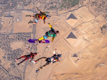 اقفز مثل الفرعون ..تجربة سقوط حر على ارتفاع آلاف الأقدام فوق أهرامات مصر اقفز مثل الفرعون ..تجربة سقوط حر على ارتفاع آلاف الأقدام فوق أهرامات مصر