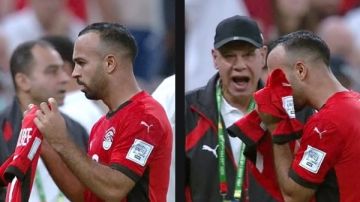 شاهد أفشة يقبل قميص الراحل أحمد رفعت بعد هدف التعادل أمام الكويت