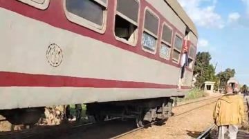 رفع عربة قطار المنوفية الخارج عن القضبان وسحبه لمحطة طنطا رفع عربة قطار المنوفية الخارج عن القضبان وسحبه لمحطة طنطا