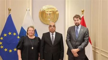 وزير العدل يستقبل مديرة مركز سيادة القانون بجمهورية فنلندا وزير العدل يستقبل مديرة مركز سيادة القانون بجمهورية فنلندا