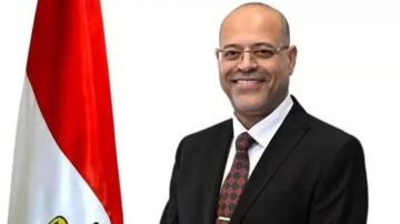 وزير العمل يهنئ الرئيس السيسي والشعب المصري بالعام الميلادي الجديد وزير العمل يهنئ الرئيس السيسي والشعب المصري بالعام الميلادي الجديد