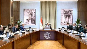 الحكومة تبحث وضع حلول جذرية للمشكلات المالية لـ ماسبيرو والصحف القومية الحكومة تبحث وضع حلول جذرية للمشكلات المالية لـ ماسبيرو والصحف القومية