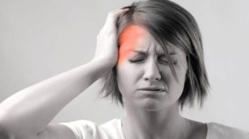 طبيب أعصاب يكشف: تشنج الرقبة السبب الخفي وراء الصداع النصفي.. ويحذر من الوسادة الخاطئة