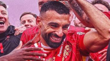 كاتب التاريخ في ليفربول.. شوبير يدعم محمد صلاح بعد أزمته الأخيرة كاتب التاريخ في ليفربول.. شوبير يدعم محمد صلاح بعد أزمته الأخيرة