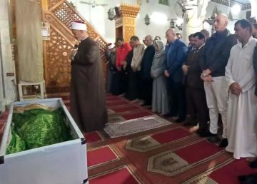 محافظ بني سويف يصلي الجنازة على عامل نظافة في المسجد الكبير بقرية بني هارون محافظ بني سويف يصلي الجنازة على عامل نظافة في المسجد الكبير بقرية بني هارون