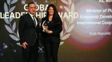 المشاط تتسلم جائزة القيادة الدولية من معهد شوازيل