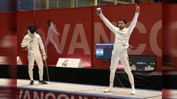 وزير الشباب يهنئ البطل الأولمبي محمد السيد بعد تتويجه بذهبية كأس العالم لسلاح الإيبيه وزير الشباب يهنئ البطل الأولمبي محمد السيد بعد تتويجه بذهبية كأس العالم لسلاح الإيبيه