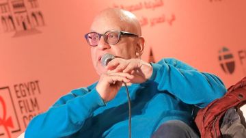 فيلم شجاع.. المخرج خيري بشارة يشيد بصناع الست 