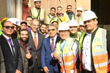 محافظ الدقهلية ووزير الاتصالات يتفقدان شبكة الفايبر المعلق بالمنصورة لدعم البنية التحتية الرقمية