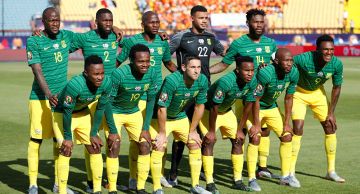 مدرب جنوب إفريقيا يعتذر لمدافعه بعد تصريحات العنصرية مدرب جنوب إفريقيا يعتذر لمدافعه بعد تصريحات العنصرية