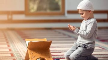 هل يثاب الصغار على فعل العبادات والطاعات قبل البلوغ.. الإفتاء توضح