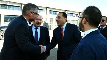 مدبولي: الحكومة تبذل جهودا كبيرة لتوطين صناعة ضفائر السيارات