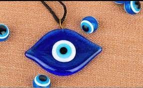 هل الخرزة الزرقاء وحدوة الحصان وكف اليد تمنع الحسد؟ خالد الجندي يجيب