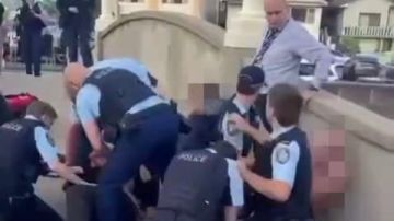 إعلام عبري: فحص احتمال أن يكون هجوم سيدني ردا على اغتيال رئيس أركان حزب الله علي الطبطبائي إعلام عبري: فحص احتمال أن يكون هجوم سيدني ردا على اغتيال رئيس أركان حزب الله علي الطبطبائي